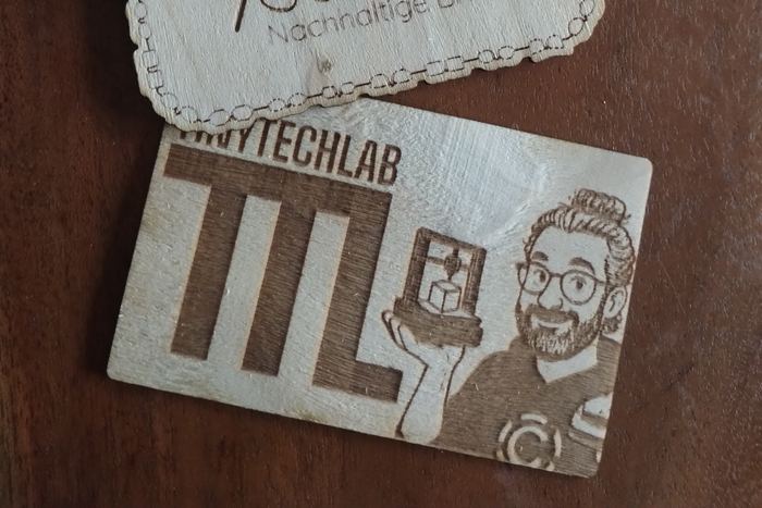 Foto: Vier lasergravierte Holzschilder, zwei für einen Optikerladen, zwei mit dem TinyTechLab-Zeichen