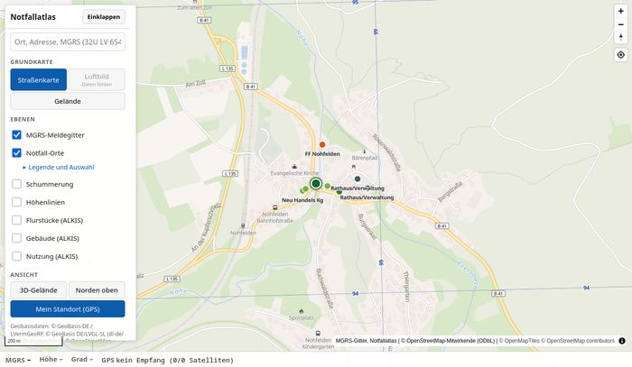 Kartenansicht eines Dorfes mit Seitenleiste: Suchfeld, Umschalter für Straßenkarte, Luftbild und Gelände, Ebenenliste mit Meldegitter, Notfall-Orten und Flurstücken, unten ein Knopf für den eigenen Standort