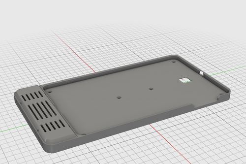 CAD-Ansicht einer gedruckten Tabletschale von hinten, an der Stirnseite ein angesetztes, belüftetes Fach für das Netzteil