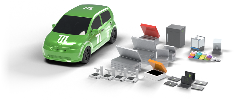 Gerendertes Schaubild: das grüne TinyTechLab-Fahrzeug, daneben die beiden Alukisten geöffnet, vier 3D-Drucker, der Lasercutter, elf Filamentrollen, die Fräse und sechs vorbereitete Laptops